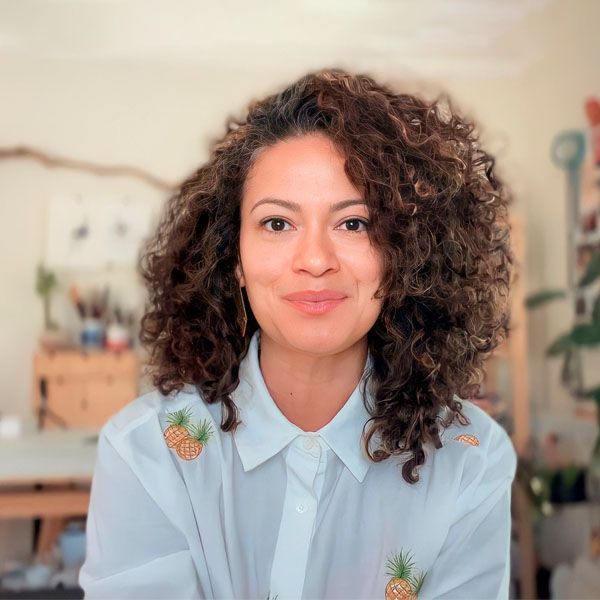 Sheila Rocha em destaque e ao fundo um pouco desfocado mostrando o ambiente.